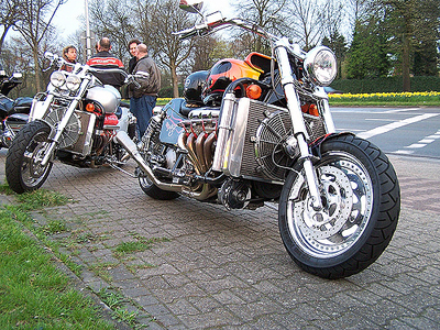 V8-bikes02